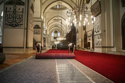 Bursa Ulu Cami’de halılar yenileniyor