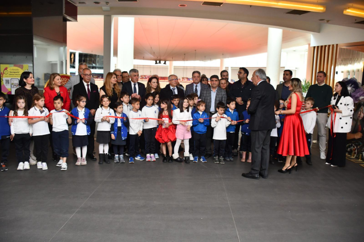 Minik ressam Mina’nın ilk sergisi sanatseverleri büyüledi - Bursa Hayat Gazetesi-2