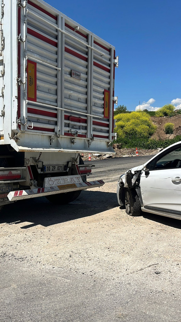 Bursa’da İnegöl çıkışında maddi hasarlı kaza: Kamyon otomobile çarptı - Bursa Hayat Gazetesi-2