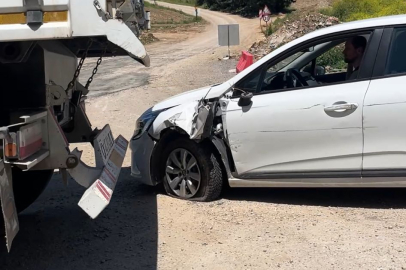Bursa’da İnegöl çıkışında maddi hasarlı kaza: Kamyon otomobile çarptı