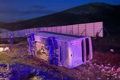 Sivas’ta taraftar midibüsü devrildi: 3’ü ağır 25 yaralı