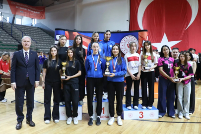 İnegöl’de bayram coşkusu spor salonuna sığmadı