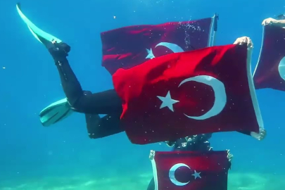 19 Mayıs’a özel gösteri: Türk bayrağı 8 metre derinlikte açıldı
