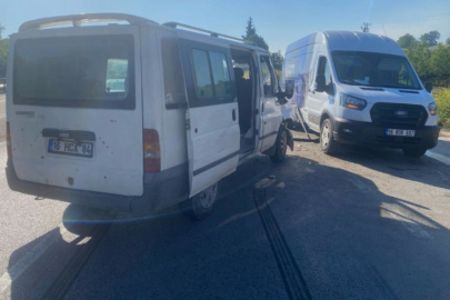 Bursa yolunda minibüsler kafa kafaya çarpıştı