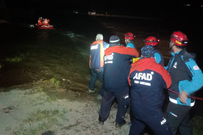 Bursa'da baraj kapakları açıldı, 4 kişi mahsur kaldı