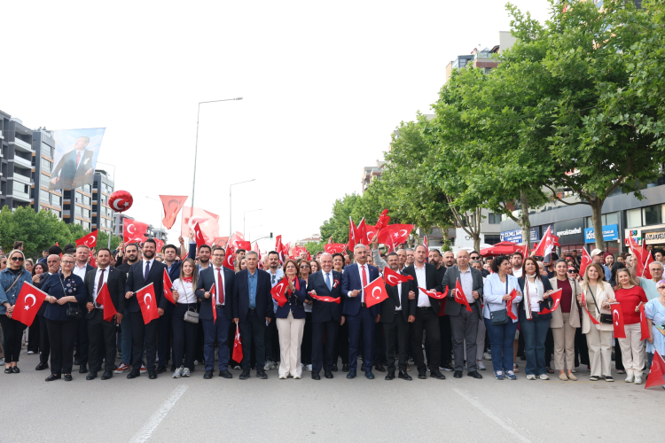 Bursa'da FSM Bulvarı kırmızı beyaza büründü - Bursa Hayat - 2