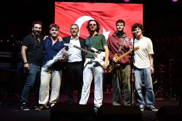 Gençler sahnedeydi: Gemlik’te unutulmaz 19 Mayıs kutlaması - Bursa Hayat - 3