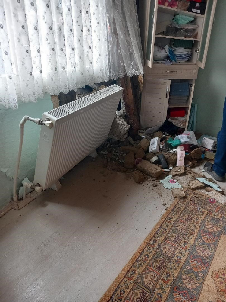 Bursa'da korkutan kaza: Otomobille çarpışan cip eve girdi!-Bursa Hayat Gazetesi-4