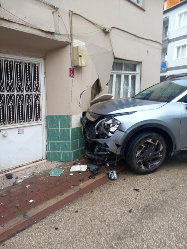 Bursa'da korkutan kaza: Otomobille çarpışan cip eve girdi!-Bursa Hayat Gazetesi-3