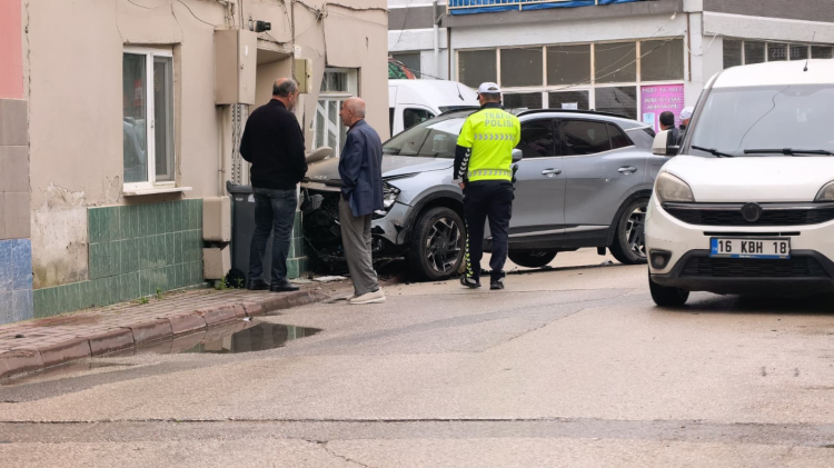 Bursa'da korkutan kaza: Otomobille çarpışan cip eve girdi!-Bursa Hayat Gazetesi-2