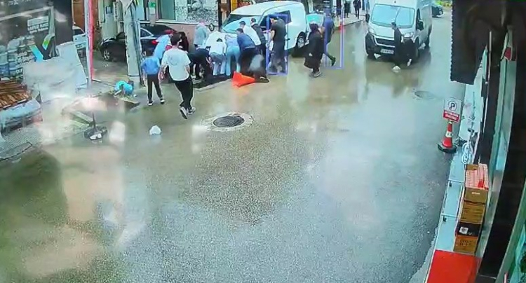 Bursa’da dehşet anları! Kamyonet yayaların arasına daldı - Bursa Hayat - 3