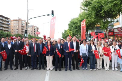 Bursa'da FSM Bulvarı kırmızı beyaza büründü