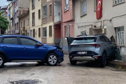 Bursa'da korkutan kaza: Otomobille çarpışan cip eve girdi!