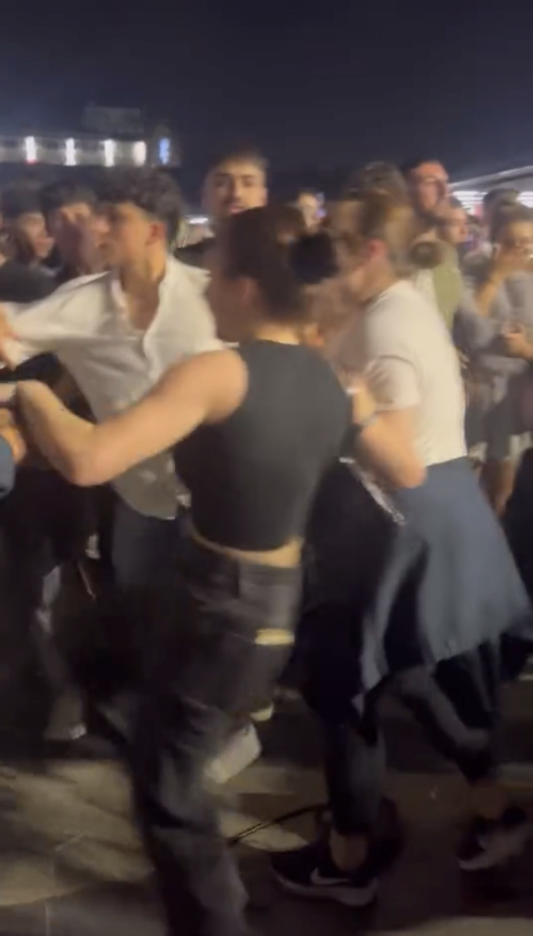 Bursa'da konser alanında gergin anlar: Yumruklar havada uçuştu - Bursa Hayat - 2