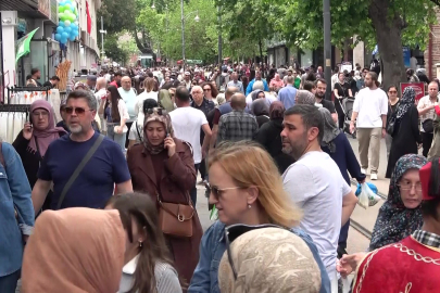 Bursa’da çarşıda bayram bereketi: Yoğunluk esnafın yüzünü güldürdü