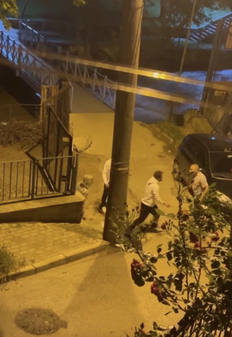 Bursa'da sokak ortasında gerilim yükseldi: Yumruklar havada uçuştu - Bursa Hayat - 3