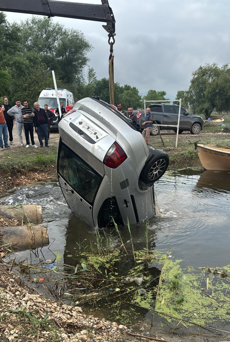 Bursa’da otomobil Ulubat Gölü’ne uçtu!-Bursa Hayat Gazetesi-3