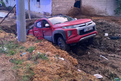Bursa'da direğe çarptıktan sonra çukura savruldu