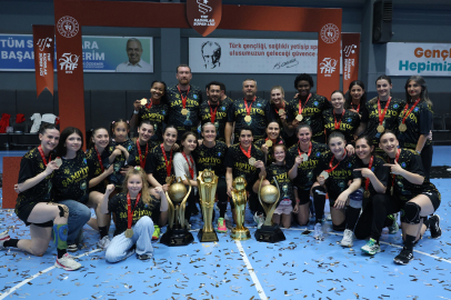 Bursa Büyükşehir Belediyespor sezonu 3 kupa ile tamamladı