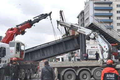Ankara’da damperi açık kamyon üst geçidi yıktı