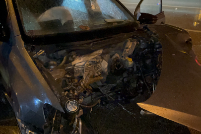 Bursa’da feci kaza: Otomobilin motoru yola fırladı!