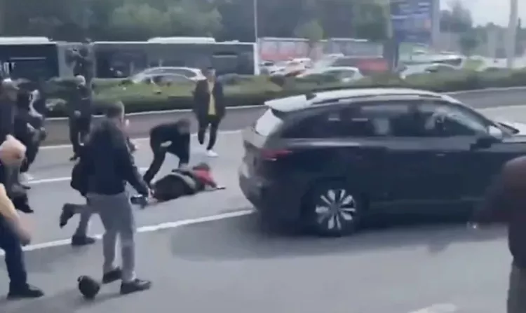 CHP binası önünde arbede: Kadını ezip kaçtı! - Bursa Hayat - 2