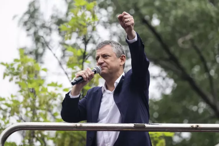 Özgür Özel’den sert çıkış: “CHP fiilen kapanmıştır” - Bursa Hayat - 2