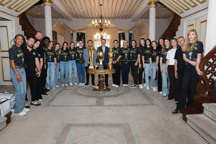 Bursa’nın altın kızları tarih yazdı! Kupayla anlamlı ziyaret - Bursa Hayat - 3