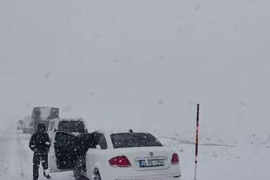 Erzurum’da kar ve tipi sürücülere zor anlar yaşattı