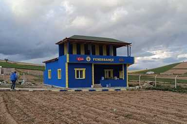Kayseri’de evini Fenerbahçe renklerine boyattı