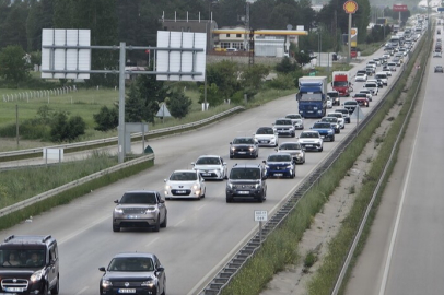 Yollarda bayram trafiği yoğunluğu sürüyor