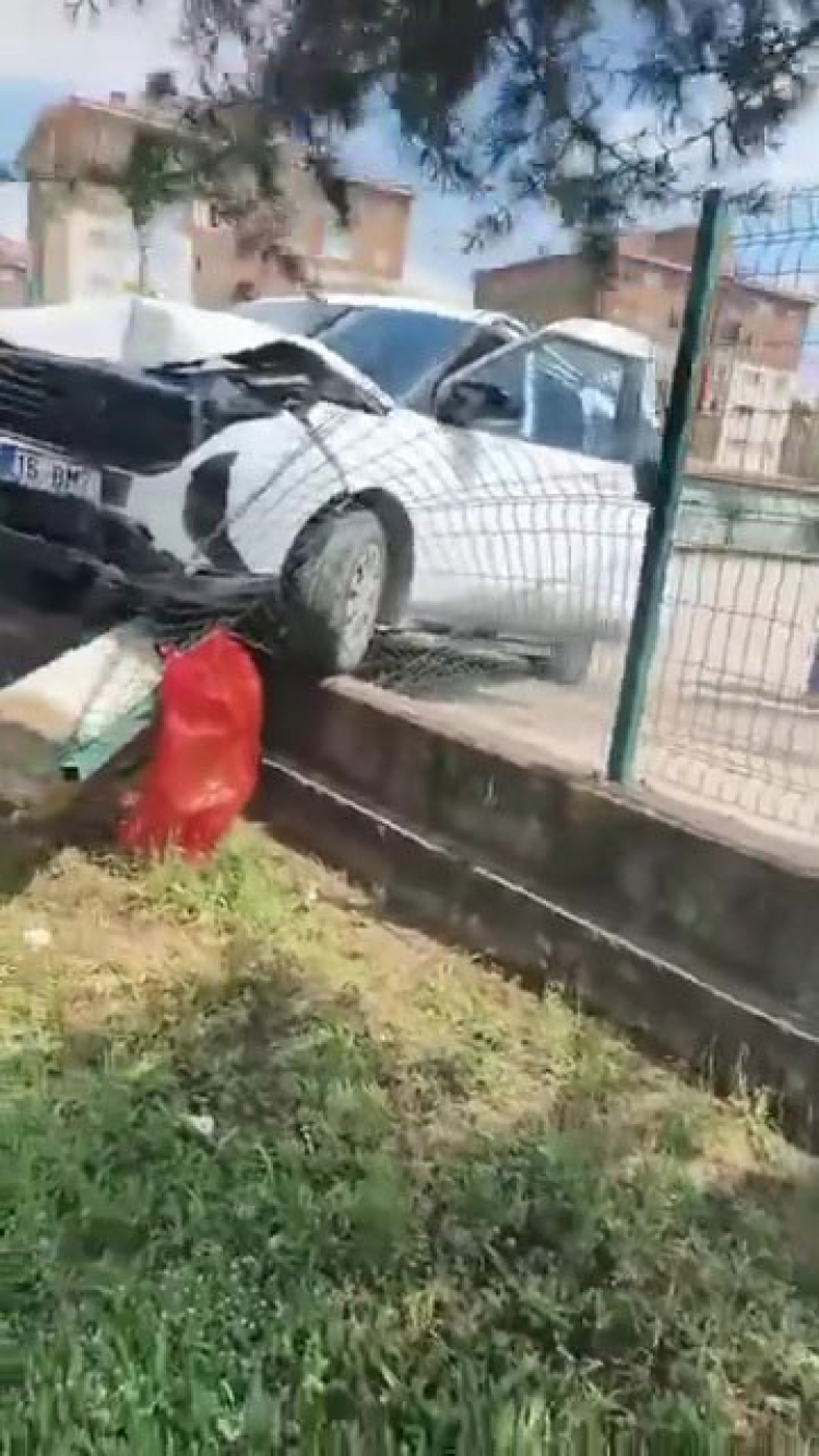 Bursa'da savrulan araç okul duvarına çarparak durdu - Bursa Hayat - 2