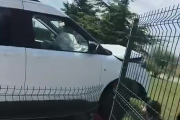 Bursa'da savrulan araç okul duvarına çarparak durdu