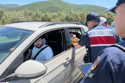 Bursa’da jandarmadan sürücülere çikolata ve çocuklara hediye