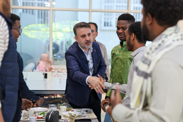 Başkan Vekili Şahin Biba vatandaşlar ve yabancı öğrencilerle bayramlaştı - Bursa Hayat Gazetesi-5