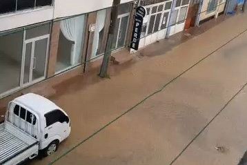 Bursa'da sağanak hayatı felç etti: Sokaklar göle döndü