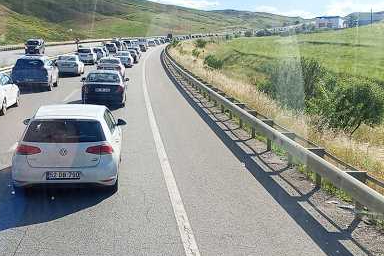 Trabzon dönüşü çileye dönüştü! Ankara ve İzmir yollarında kilometrelerce araç kuyruğu