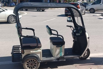 Bursa'da elektrikli motosiklet devrildi, 3 yaralı!