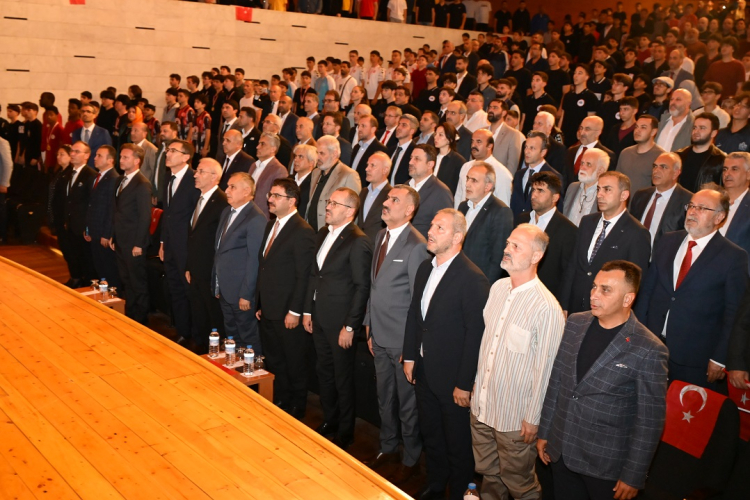 2 bin 800 öğrencinin yarıştığı spor oyunlarında ödüller sahiplerini buldu - Bursa Hayat Gazetesi-4
