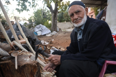 Ahmet Eden’in el emeği: Makine kullanmadan 70 yıldır kaşık yapıyor