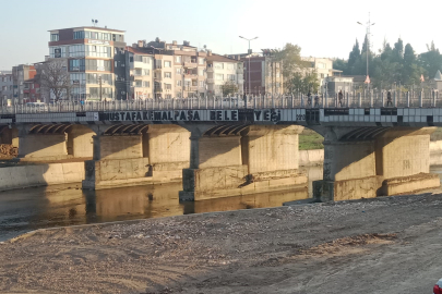 Bursa Mustafakemalpaşa’daki köprüde tahrip olan yazı onarım bekliyor