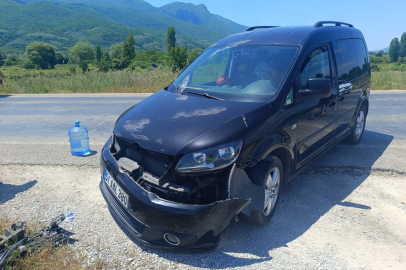 Bursa’da hafif ticari araçla çarpışan motosikletli ağır yaralandı