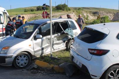 İki otomobilin çarpıştığı kazada 6 kişi yaralandı