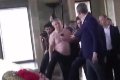 Özgür Özel'in Anıtkabir ziyaretinde çelenk krizi!