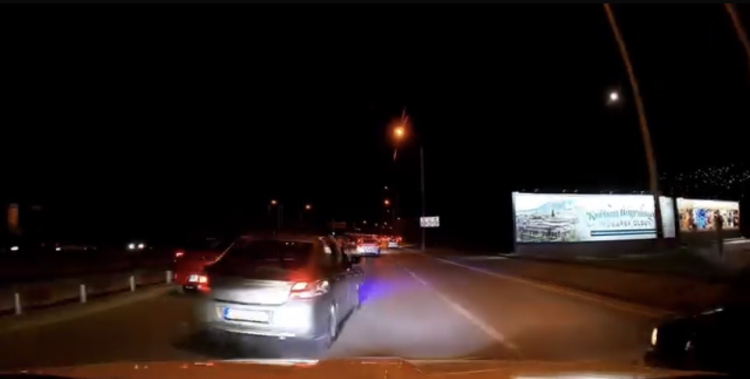 Bursa'da yoğun trafikte makas atan sürücü saniye saniye kaydedildi-Bursa Hayat Gazetesi-2