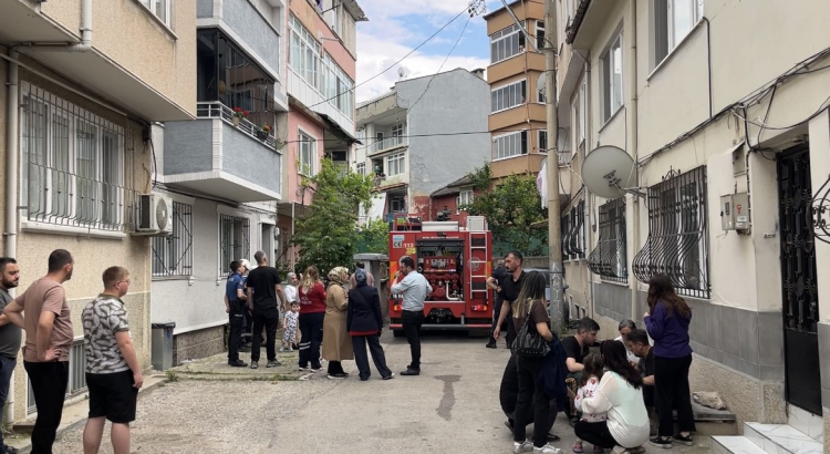 Bursa'da apartmandan yükselen dumanlar ekipleri harekete geçirdi!-Bursa Hayat Gazetesi-2