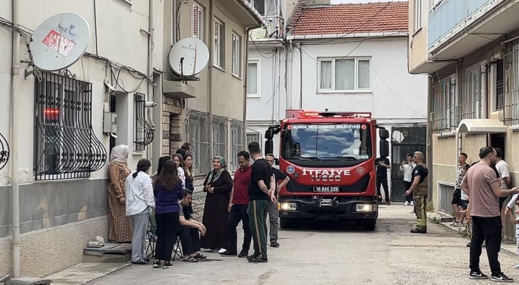 Bursa'da apartmandan yükselen dumanlar ekipleri harekete geçirdi!-Bursa Hayat Gazetesi-3