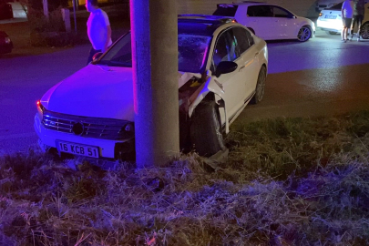 Bursa İnegöl’de direğe çarpan otomobildeki genç sürücü yaralandı