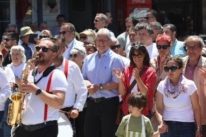 Binlerce kişi Tirilye’de buluştu: Zeytin Çiçeği Festivali’ne büyük ilgi