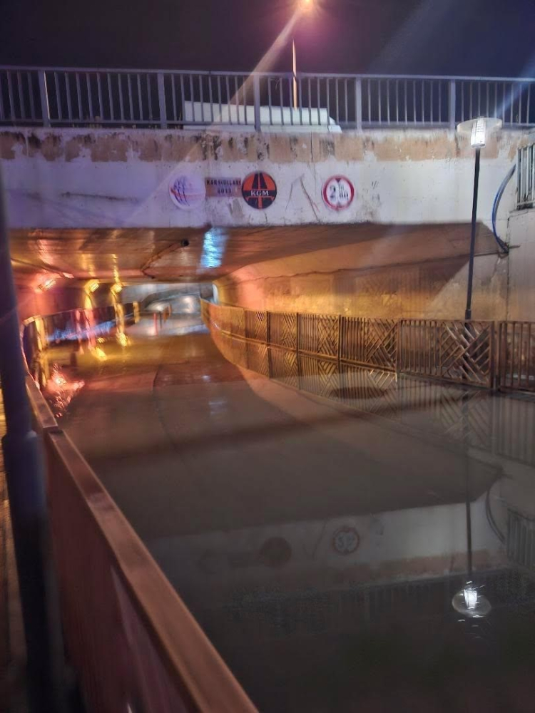 Bursa'da sokaklar göle döndü, vatandaşlar zor anlar yaşadı - Bursa Hayat - 2